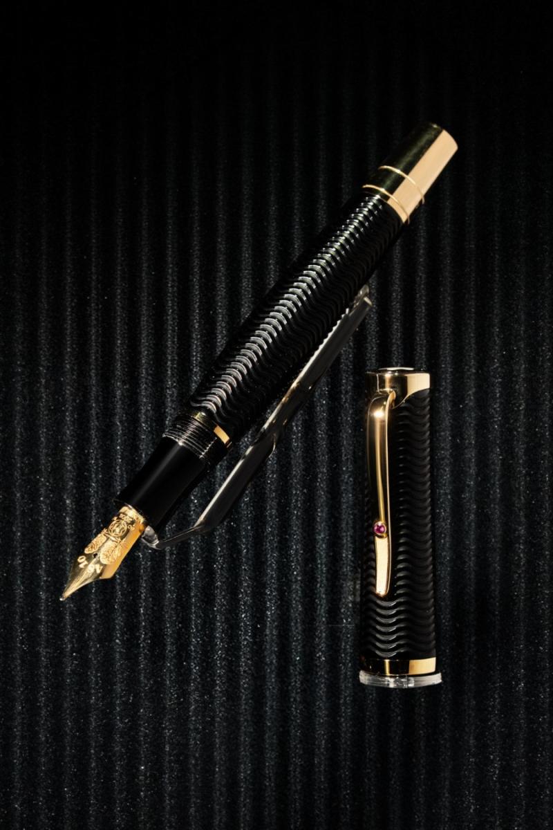 維吉尼亞吳爾芙特別款書寫工具。（圖片提供：Montblanc）