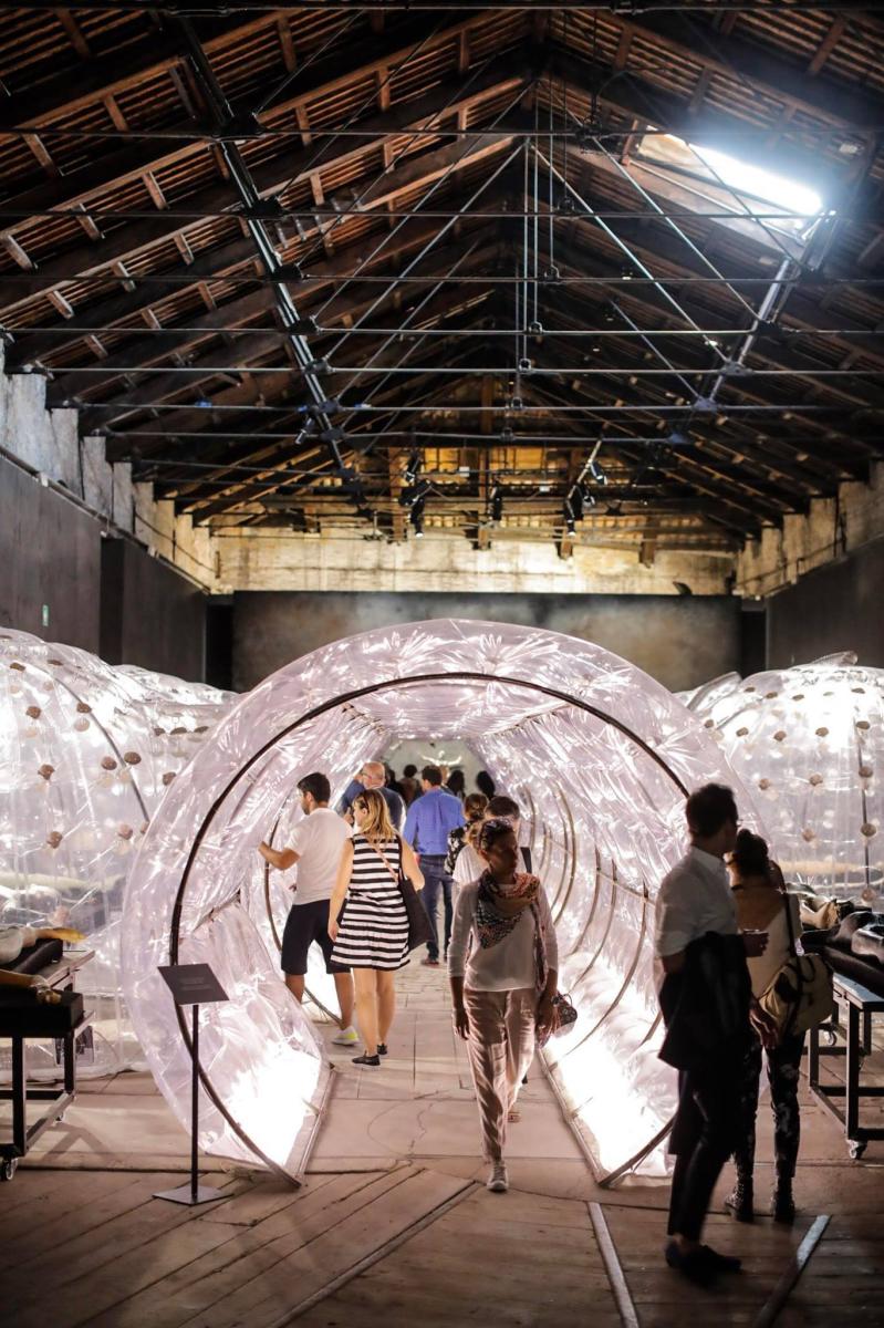 Cecilia Alemani受邀擔任第57屆威尼斯國際美術雙年展義大利國家館「Il mondo magico (The Magical World) 」的策展人。（圖片來源：La Biennale di Venezia）