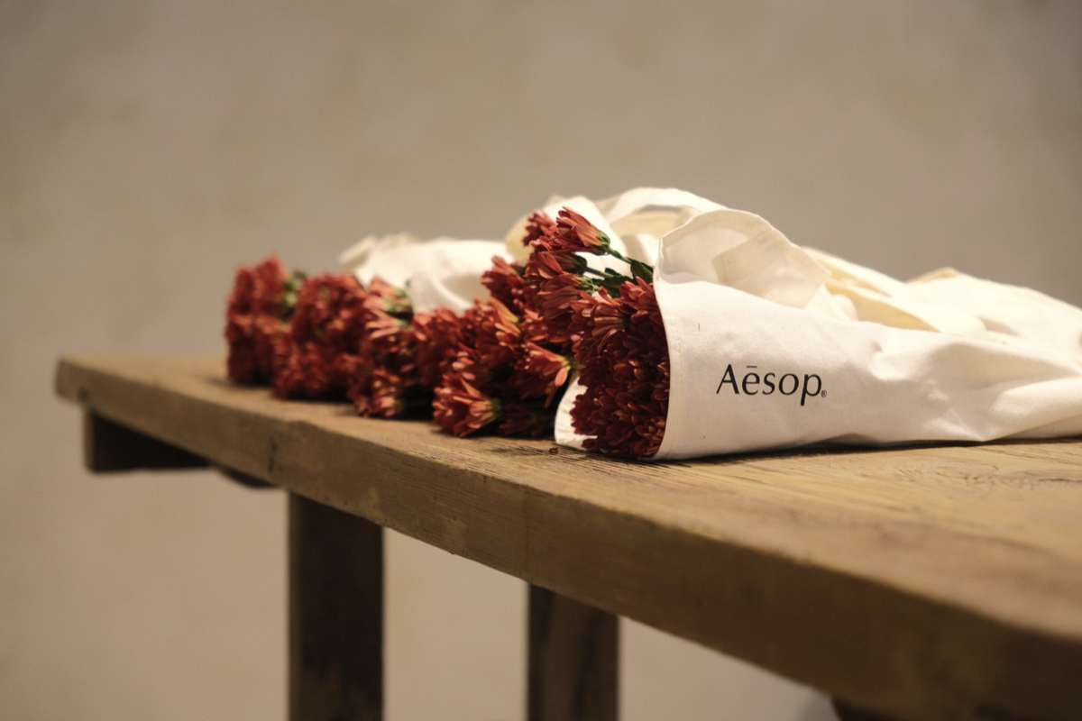 Aesop沁香仲夏街角花店開張！集結香氛、花束和冰品，台北大安及南西店限定