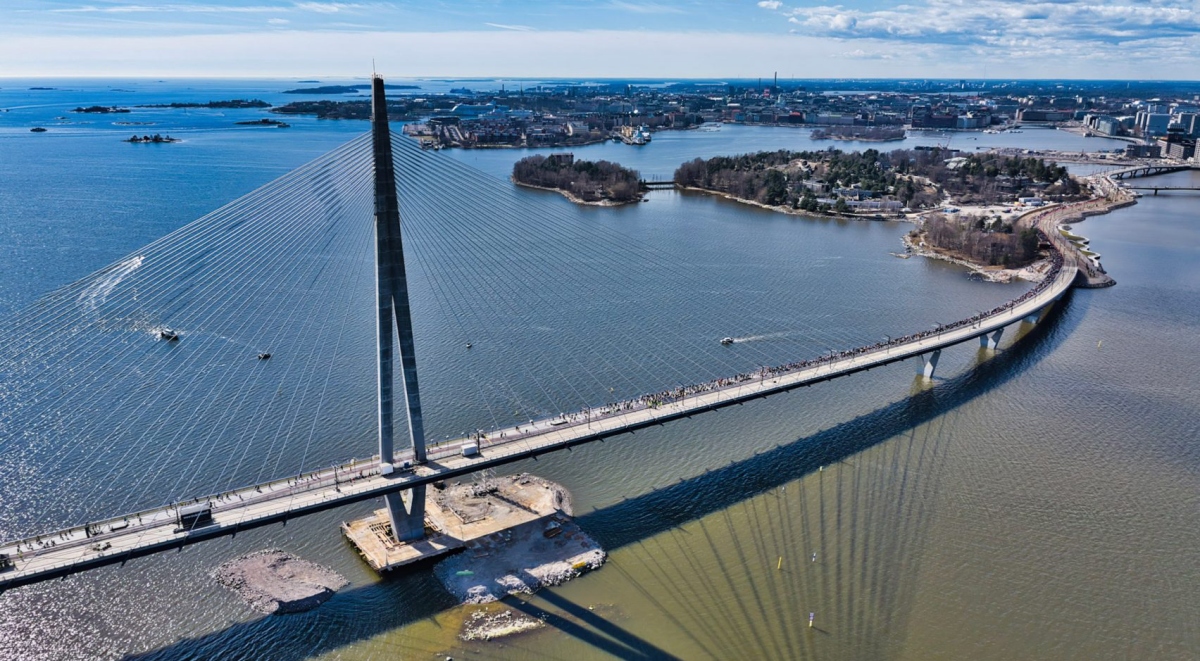 芬蘭最長跨海大橋啟用！赫爾辛基「Kruunuvuori」單塔斜張橋以無汽機車道設計，改寫城市交通風景