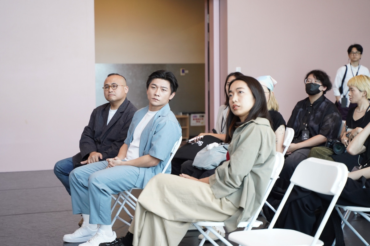 聲演許照慈（右前）、謝孟庭（左）。（圖片提供：張碩尹工作室／攝影：詹苡暄）