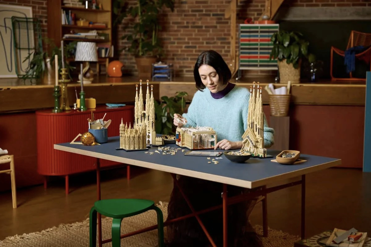 樂高「聖家堂Sagrada Familia」積木組！從壯觀尖塔到彩繪玻璃窗細節全都有