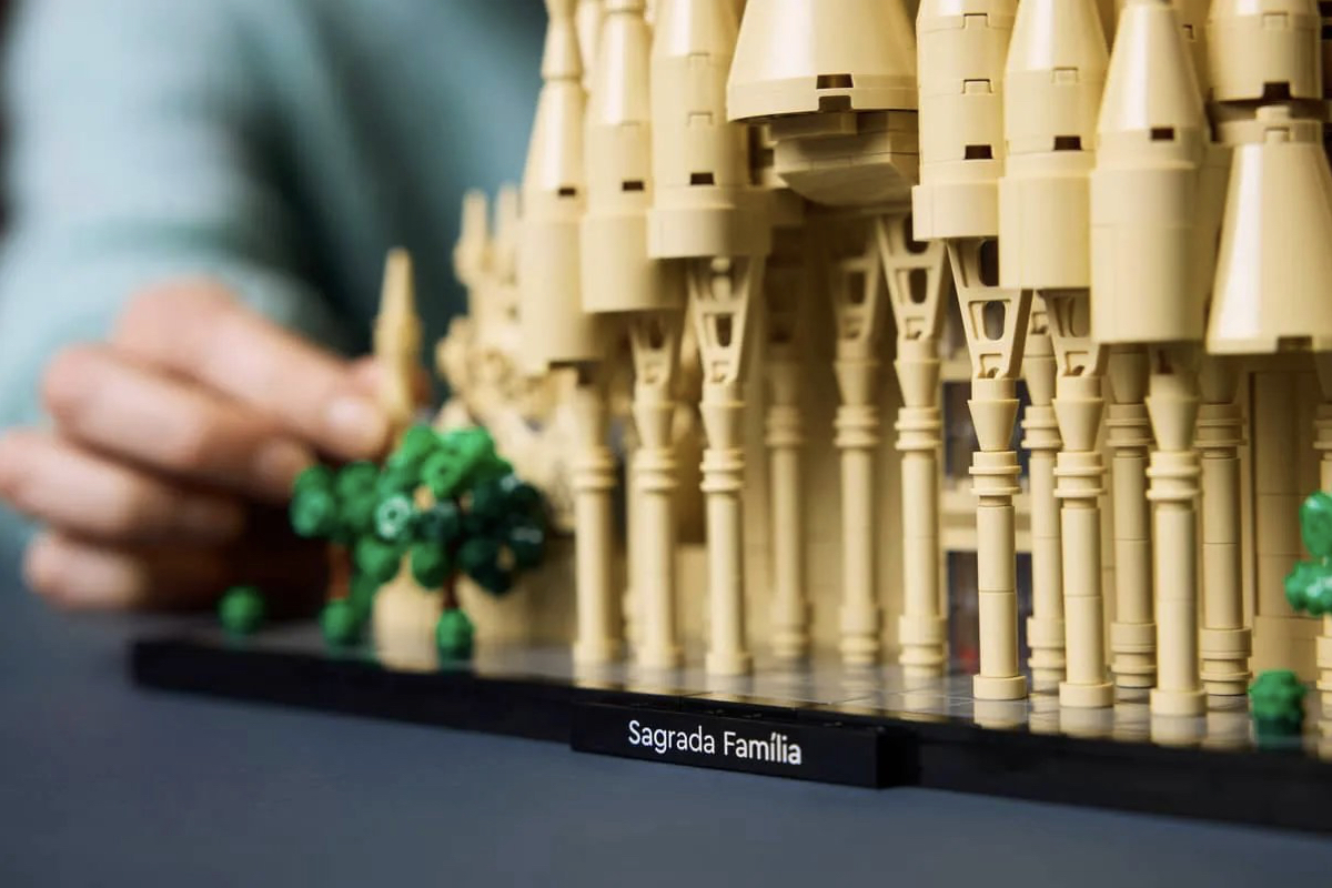樂高「聖家堂Sagrada Familia」積木組！從壯觀尖塔到彩繪玻璃窗細節全都有