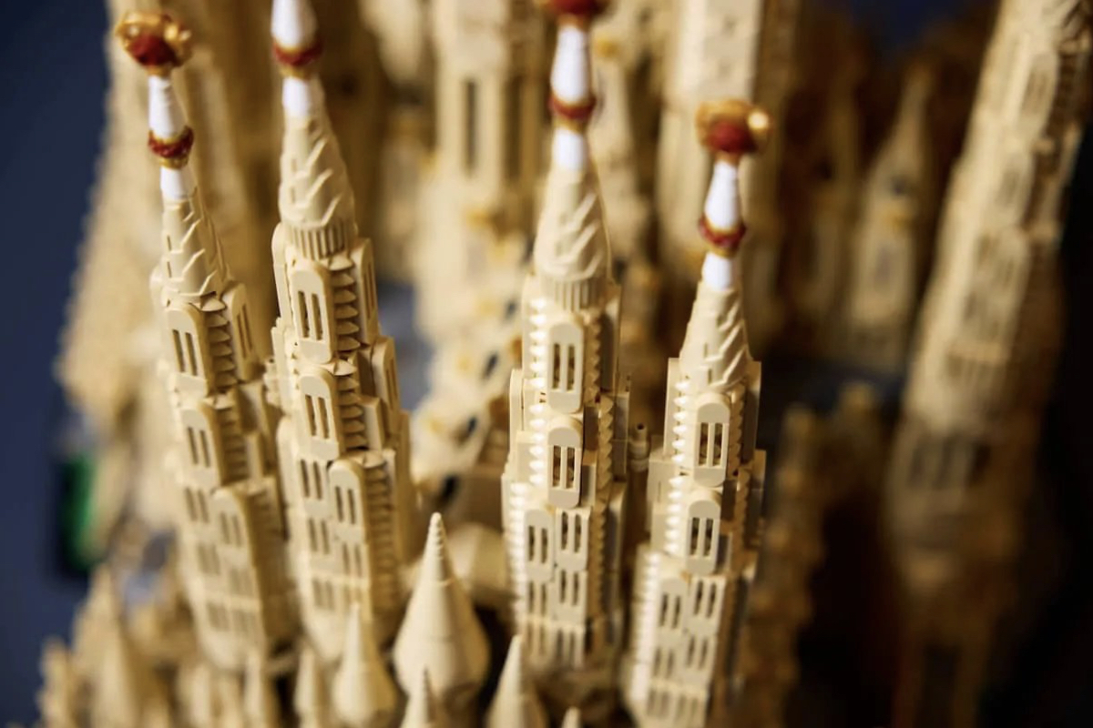 樂高「聖家堂Sagrada Familia」積木組！從壯觀尖塔到彩繪玻璃窗細節全都有