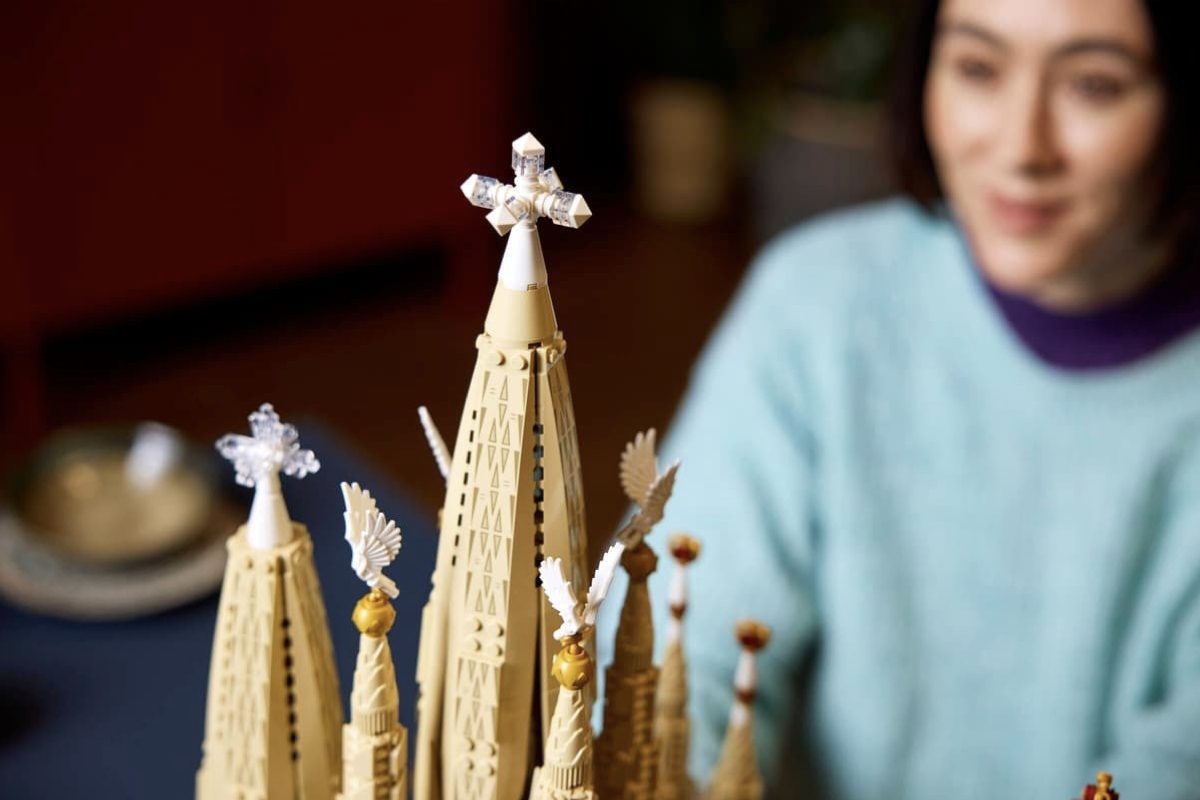 樂高「聖家堂Sagrada Familia」積木組！從壯觀尖塔到彩繪玻璃窗細節全都有