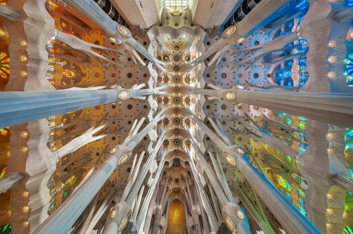 樂高「聖家堂Sagrada Familia」積木組！從壯觀尖塔到彩繪玻璃窗細節全都有