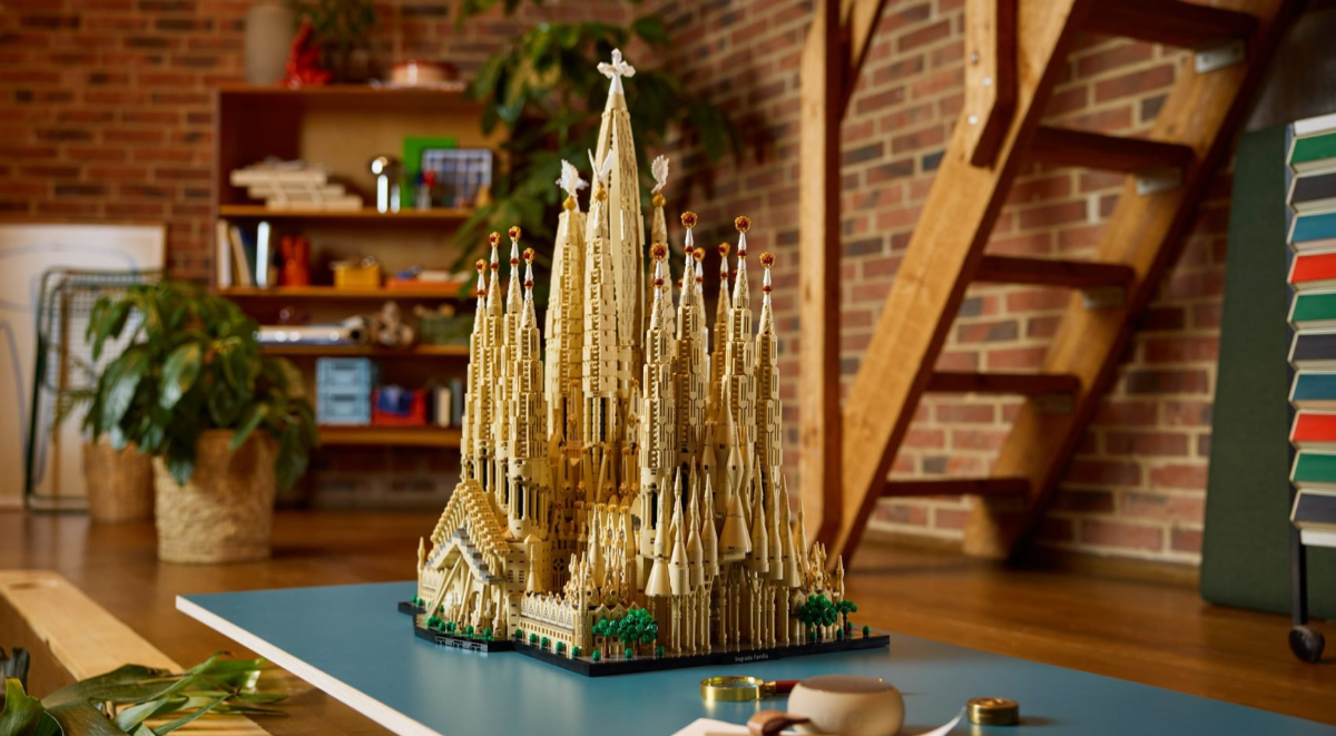 樂高「聖家堂Sagrada Familia」積木組！從壯觀尖塔到彩繪玻璃窗細節全都有