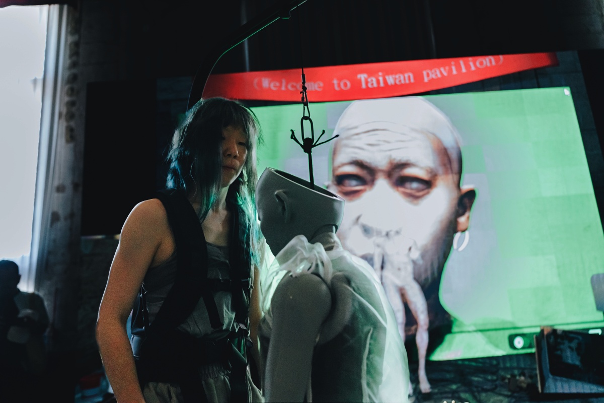 開幕期間，展場同步帶來由韓國藝術家洪銀珠（Eunju Hong）與表演者金李異水（Isu Kim Lee）重新演繹的《當我喜極而泣時，她卻傷心欲絕》（2024）現場演出。（攝影：吳哲夫）