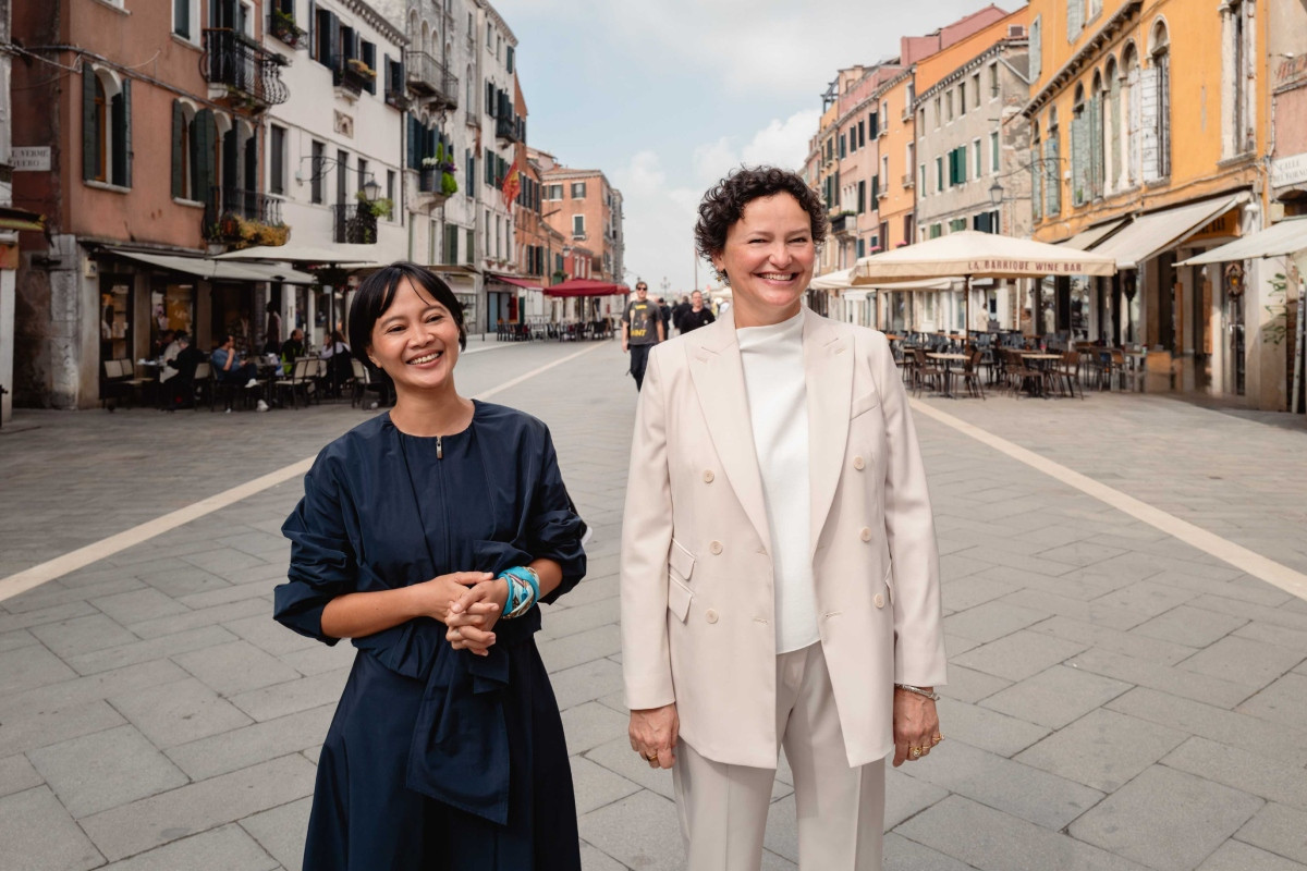 Dian Suci與策展人Cecilia Alemani（右）。（圖片提供：Max Mara）