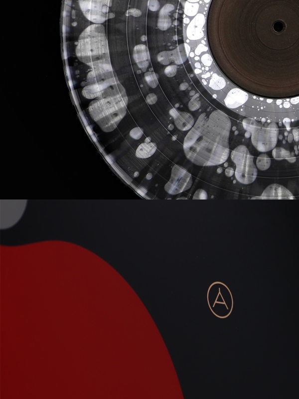 封面蘋果旁的「A」，除了代表Apple，轉個方向後，看來就像是側邊的眼睛；再轉向，則化為象徵林宥嘉（Yoga Lin）的「Y」。（圖片提供：永真急制）