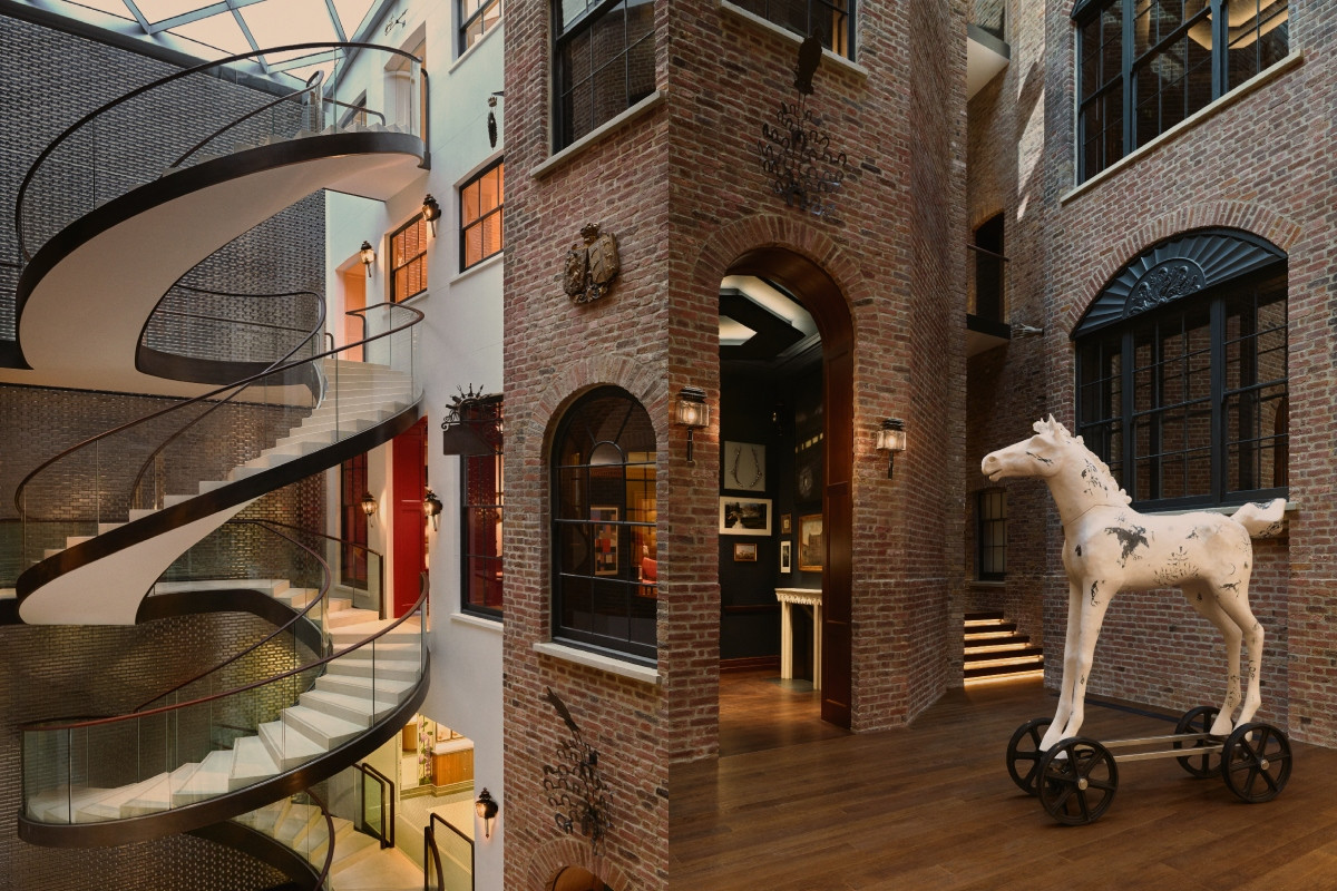 中庭螺旋樓梯由世界著名建築團隊Foster + Partners操刀增設。（圖片提供：Hermès）