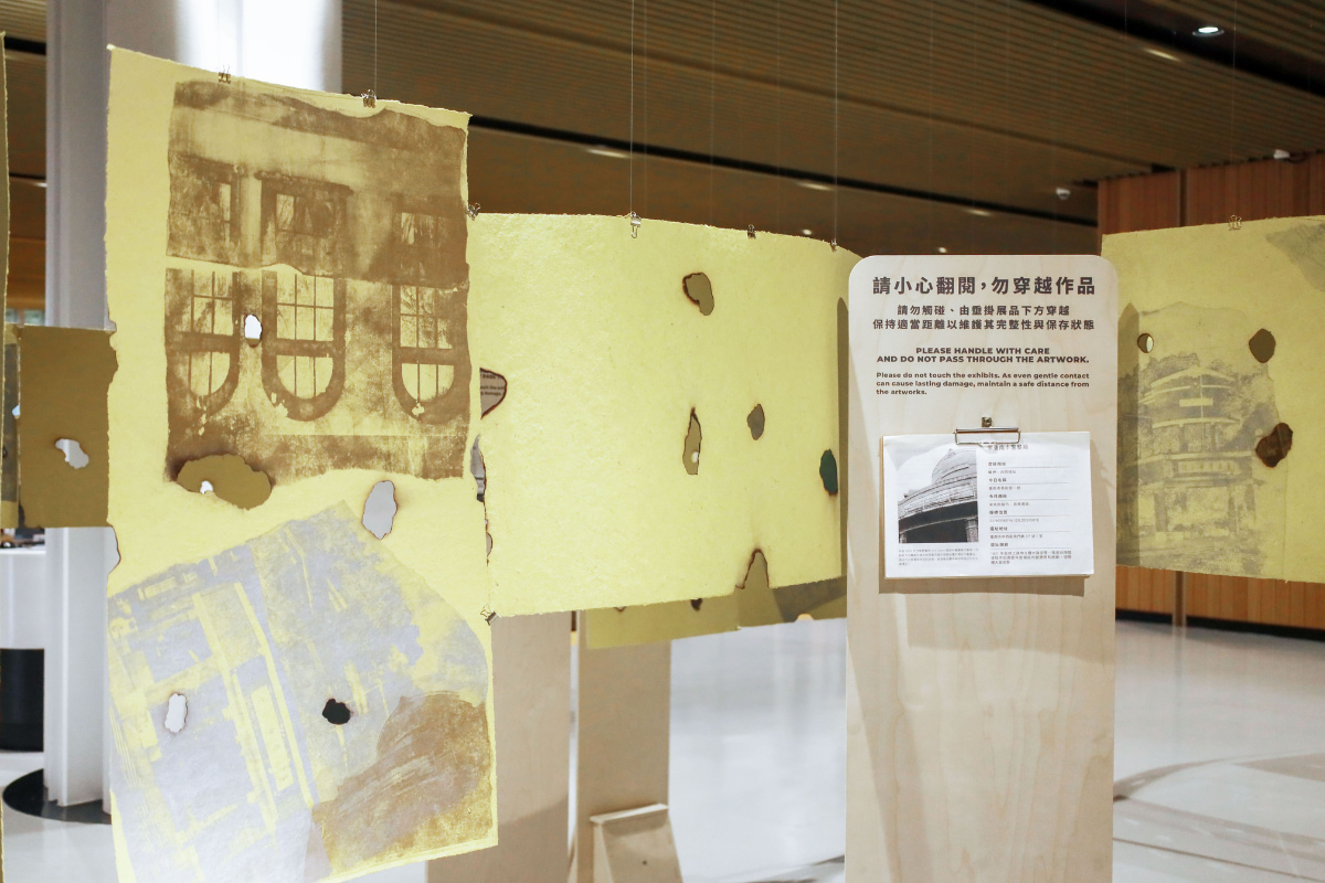 觀眾在藝術家李育貞以作品《紙燼迷宮》中，可以身體實地感知這些空間曾承載的權力關係與壓迫重量。（圖片提供／留白計畫）