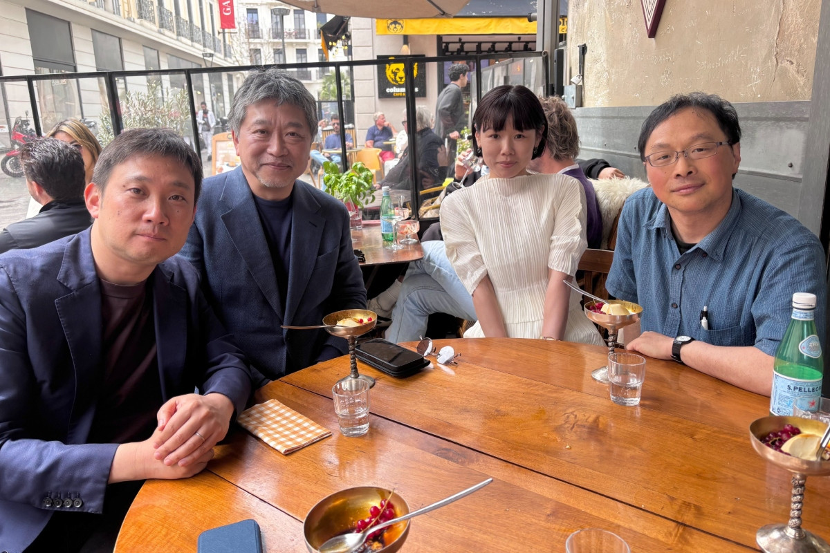 （左起）濱口竜介、是枝裕和、岨手由貴子（《所有深夜的戀人們》改編電影版導演）、深田晃司於坎城相見歡。（圖片來源：《所有深夜的戀人們》官方X @subemayo_movie）