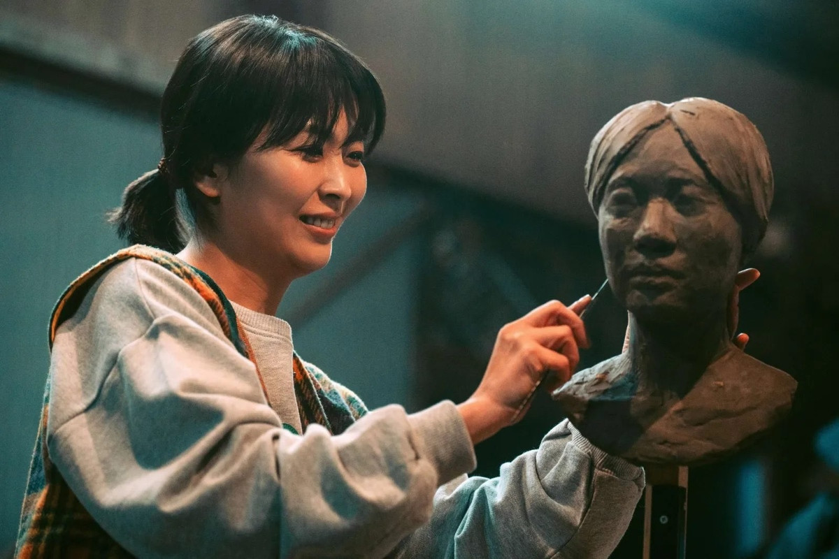 松隆子飾雕刻家遠藤寄子，獨自遠居於奈義。（圖片來源：《奈義日記》官方X @nagidiary_movie © 2026 ナギダイアリー・パートナーズ (スターサンズ/八朔ラボ/ワンダーストラック) / Survivance / Momo Film Co.）