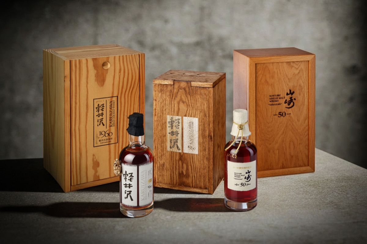 山崎50年Club Natsume特別裝瓶版（右）、輕井澤52年1960單桶#5627（左）兩支珍品於《尊崇日本威士忌》拍賣會同場亮相。（圖片提供：Bonhams）