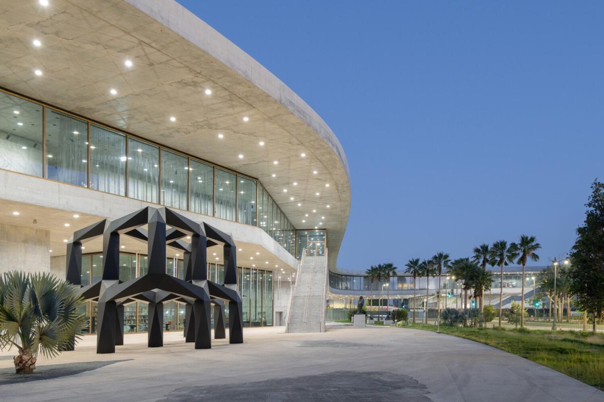 洛杉磯郡立美術館LACMA新館「David Geffen Galleries」揭幕！274公尺混凝土巨獸降落LA