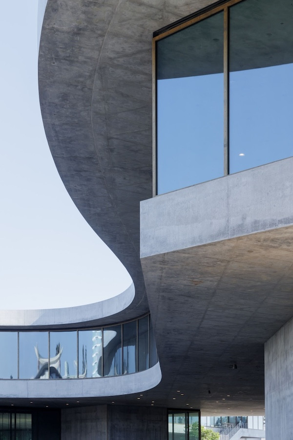 洛杉磯郡立美術館LACMA新館「David Geffen Galleries」揭幕！274公尺混凝土巨獸降落LA