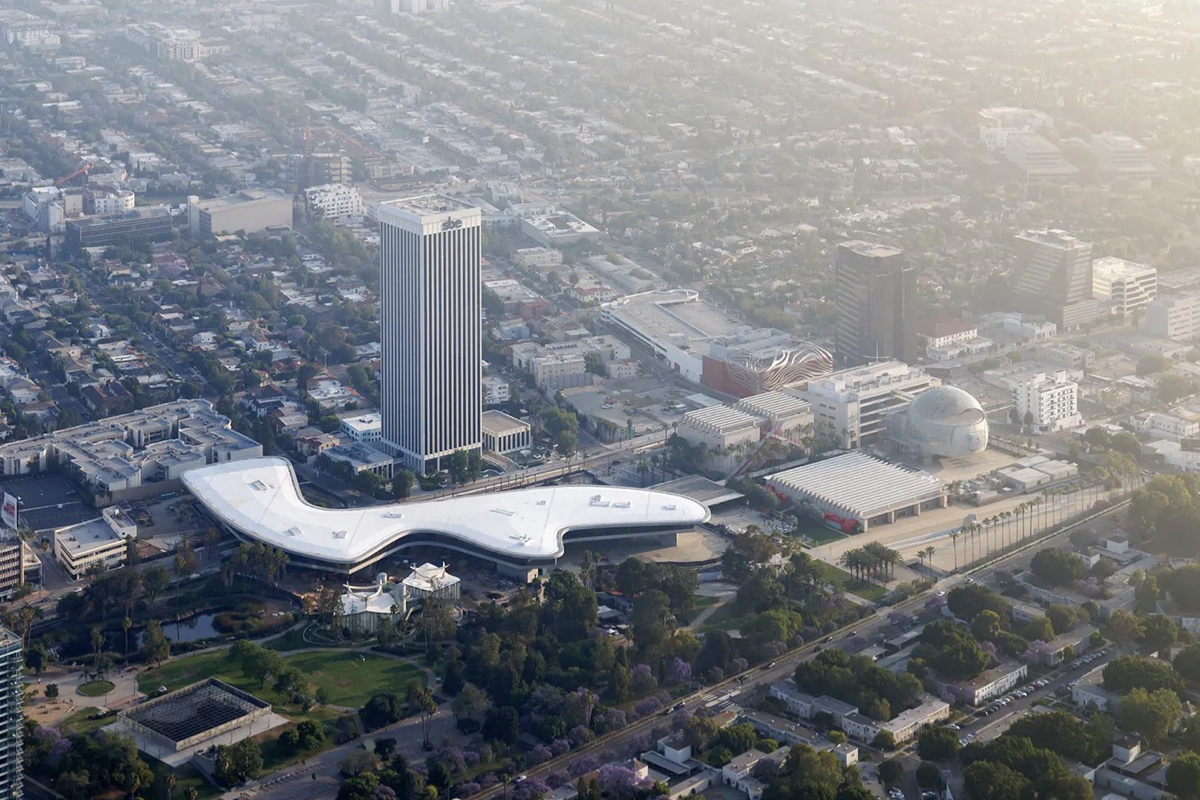 洛杉磯郡立美術館LACMA新館「David Geffen Galleries」揭幕！274公尺混凝土巨獸降落LA