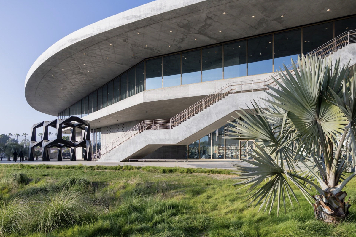 洛杉磯郡立美術館LACMA新館「David Geffen Galleries」揭幕！274公尺混凝土巨獸降落LA