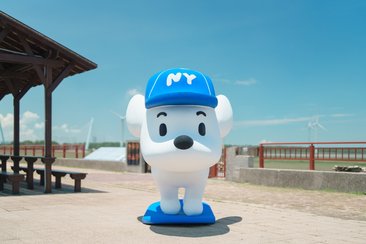 日本插畫藝術家柴田昌達筆下人氣角色同名裝置作品《Skater JOHN》，坐鎮濕地入口迎接觀者。（圖片提供：擷果創意／攝影：深研影像）