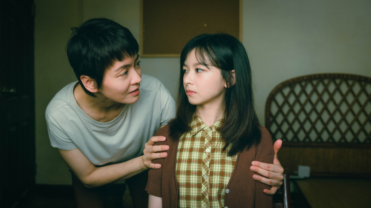香港女星梁詠琪（左）攜手實力新星陳姸霏（右）出演母女。（圖片提供：Netflix）