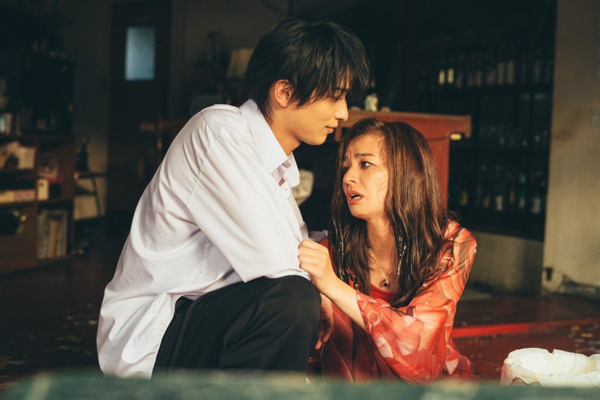 尾野真千子出演青埜櫂之母青埜帆夏（右）一角。（圖片來源：電影《宛如星辰的你》官方X @nanji_movie）