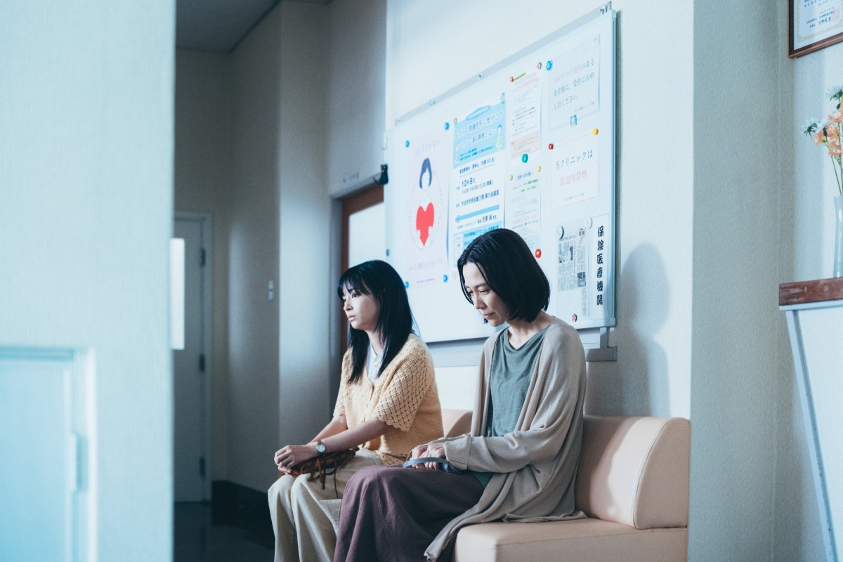 木村佳乃出演井上曉海之母井上志穗一角（右）。（圖片來源：電影《宛如星辰的你》官方X @nanji_movie）