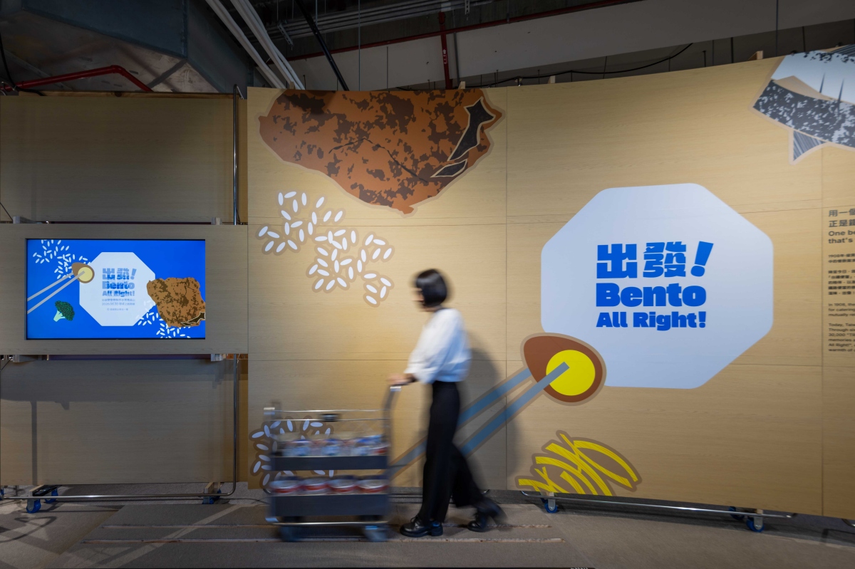 現場更設有現役台鐵便當推車，觀者可親手推動推車。（圖片提供：鴻梅文創）