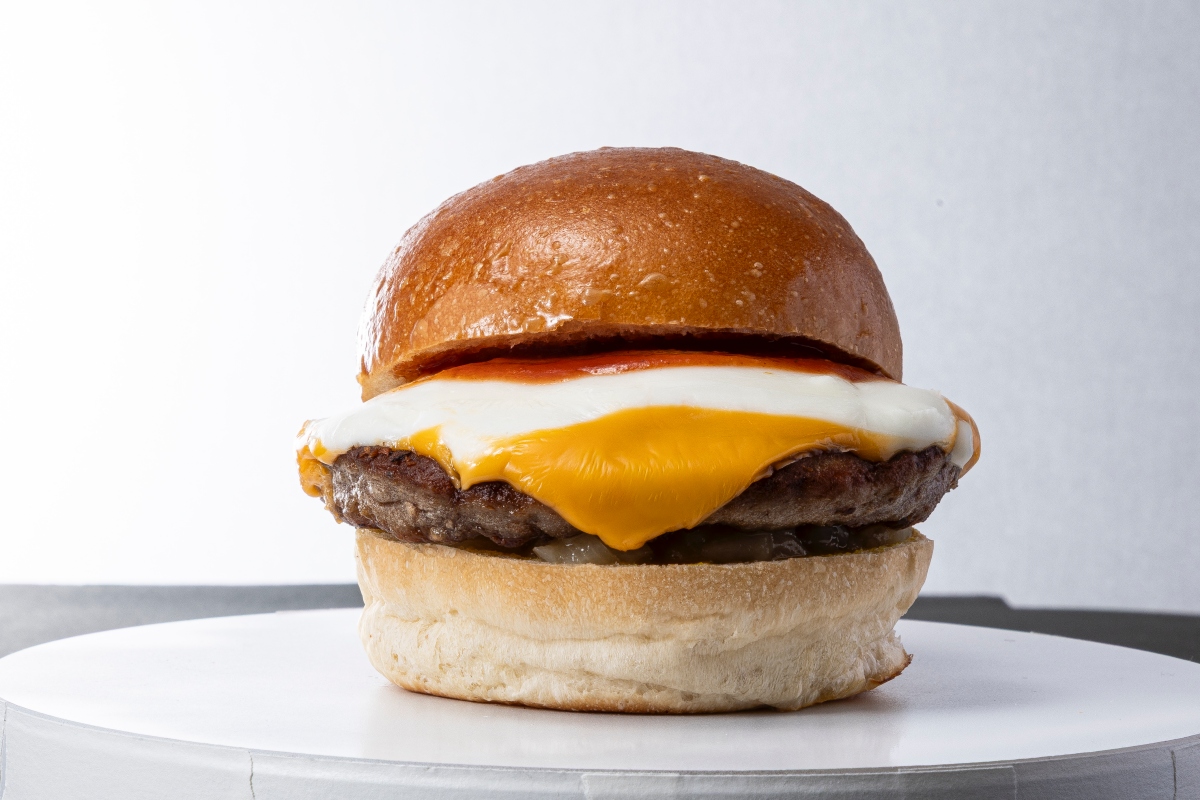 MOSH起司漢堡（MOSHチーズバーガー）。（圖片來源：MOS FOOD SERVICES）