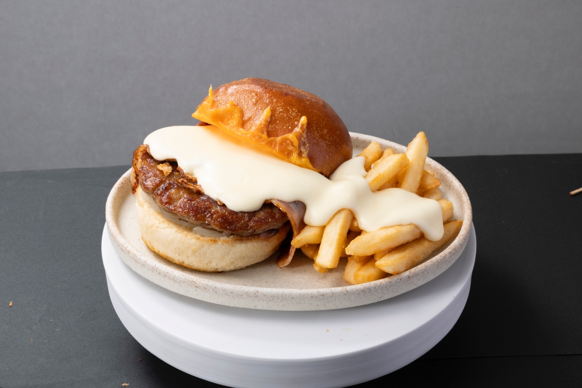 MOSH Burger＆Bar白天供應漢堡，晚上則化身為提供酒品與下酒菜的餐酒館。（圖片來源：MOS FOOD SERVICES）