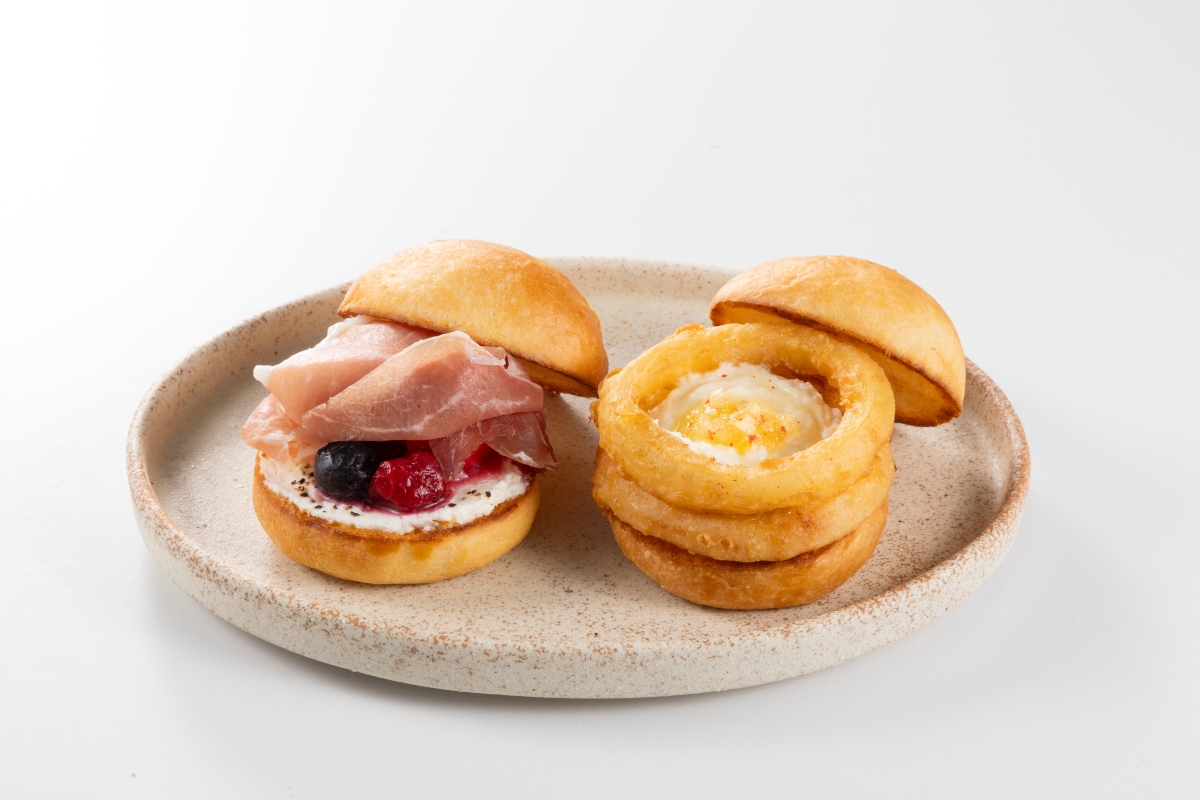 直徑約5公分、一手即可享用的迷你漢堡「Slider（スライダー）」。（圖片來源：MOS FOOD SERVICES）