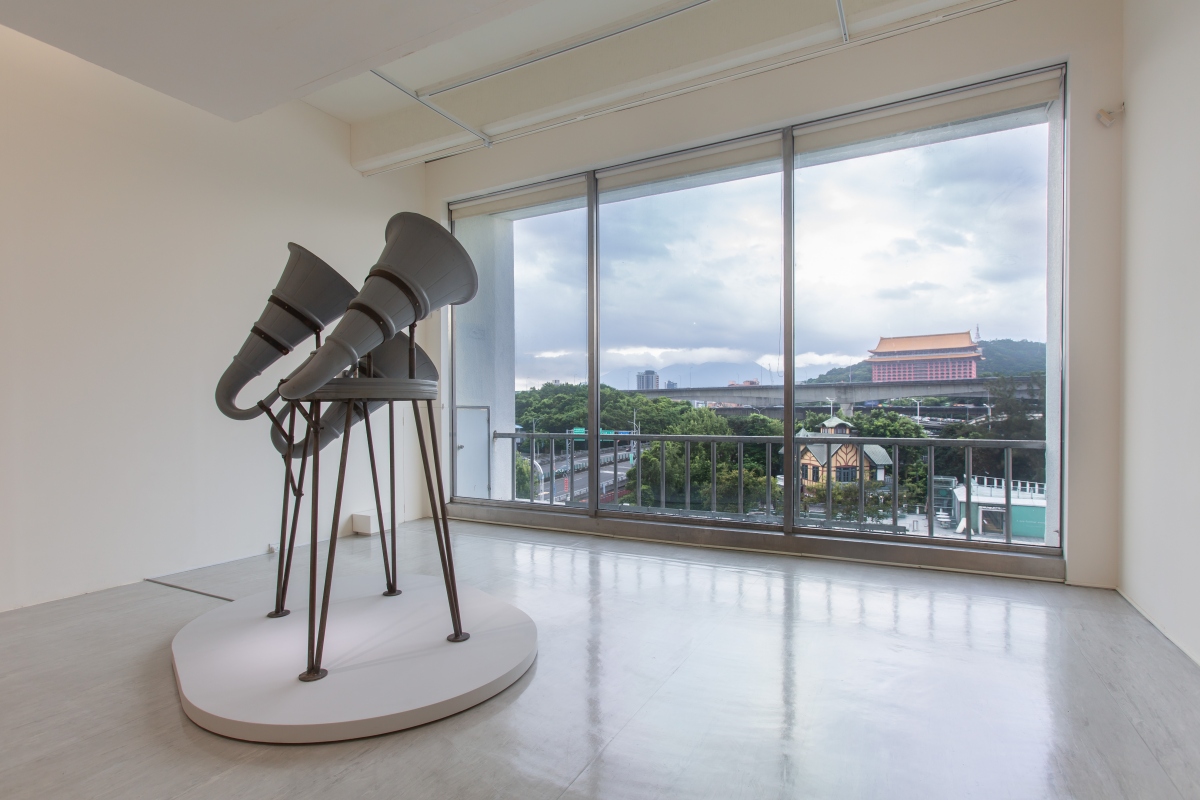 芮娜．賽尼．卡拉特，《合唱一號》，2015-2019，玻璃纖維彩繪、金屬、喇叭，5 分11 秒，單聲道音訊，244 × 173 × 142公分。（圖片提供：北美館）