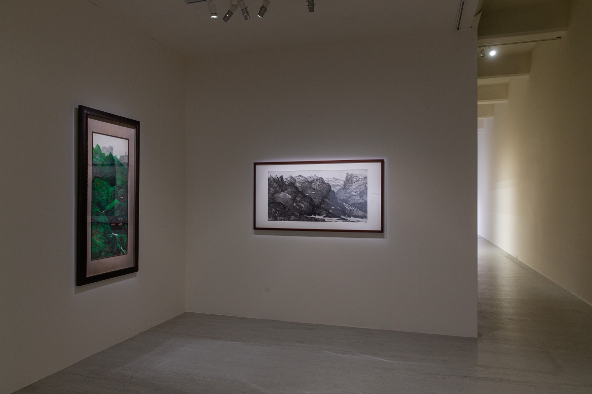 左方：余承堯，《山水》，年代不詳，彩墨、紙本，119 x 49 cm，臺北市立美術館典藏。右方：余承堯，《連山絕壑》，年代不詳，水墨、紙本，60 x 120 cm，私人收藏。（圖片提供：北美館）