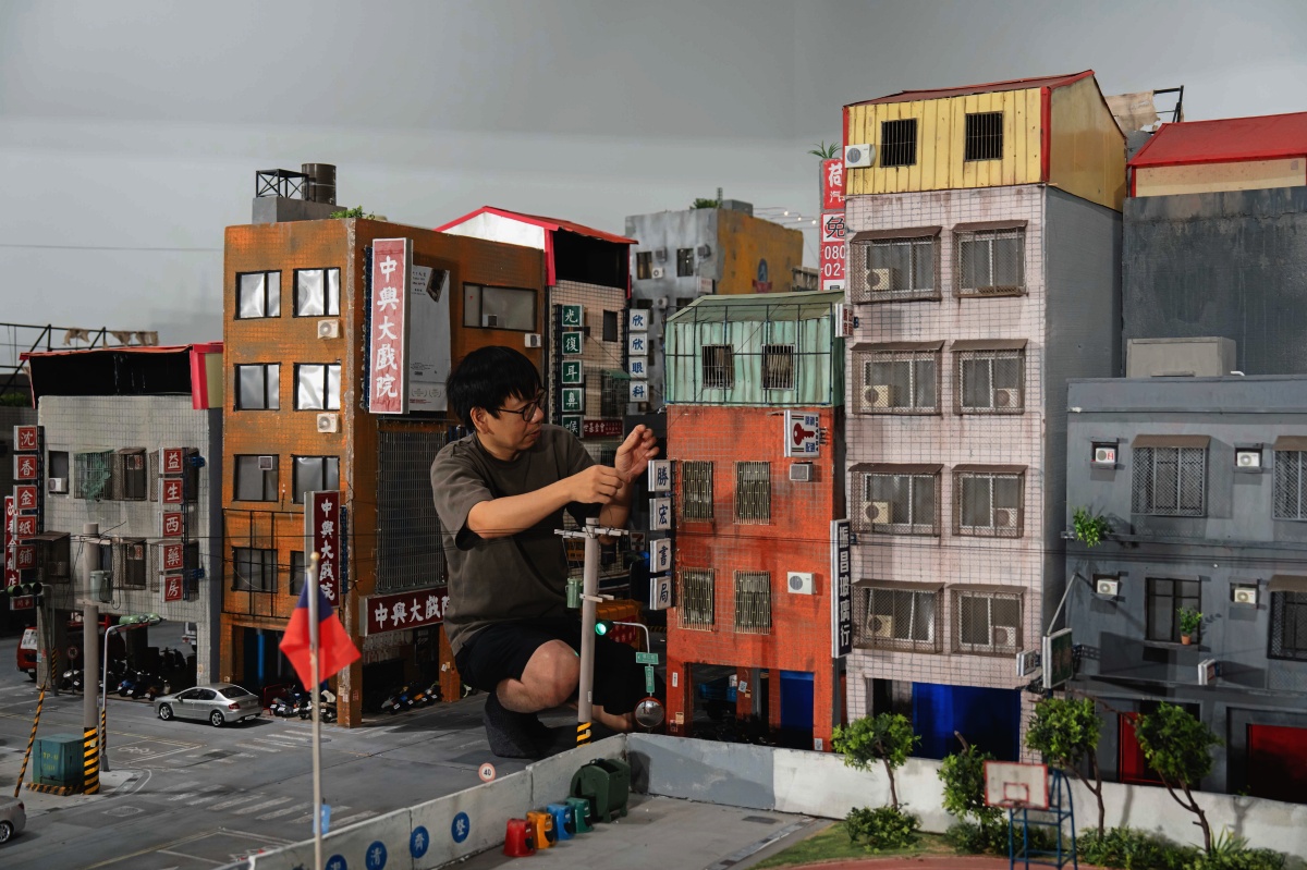 藝術家張立人與城市模型。（圖片提供：內惟藝術中心）