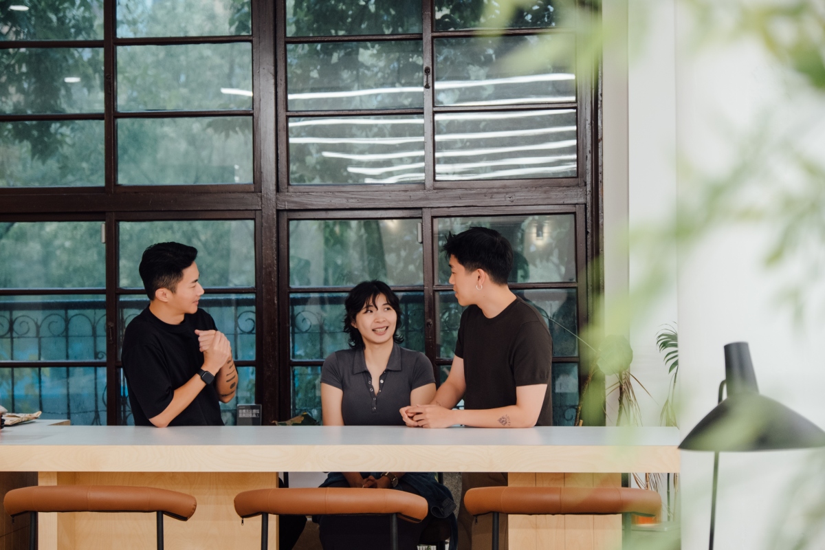 聶永真、何婉君、Brian（從左至右）均是經手諸多品牌案的設計師。（攝影：劉璧慈）