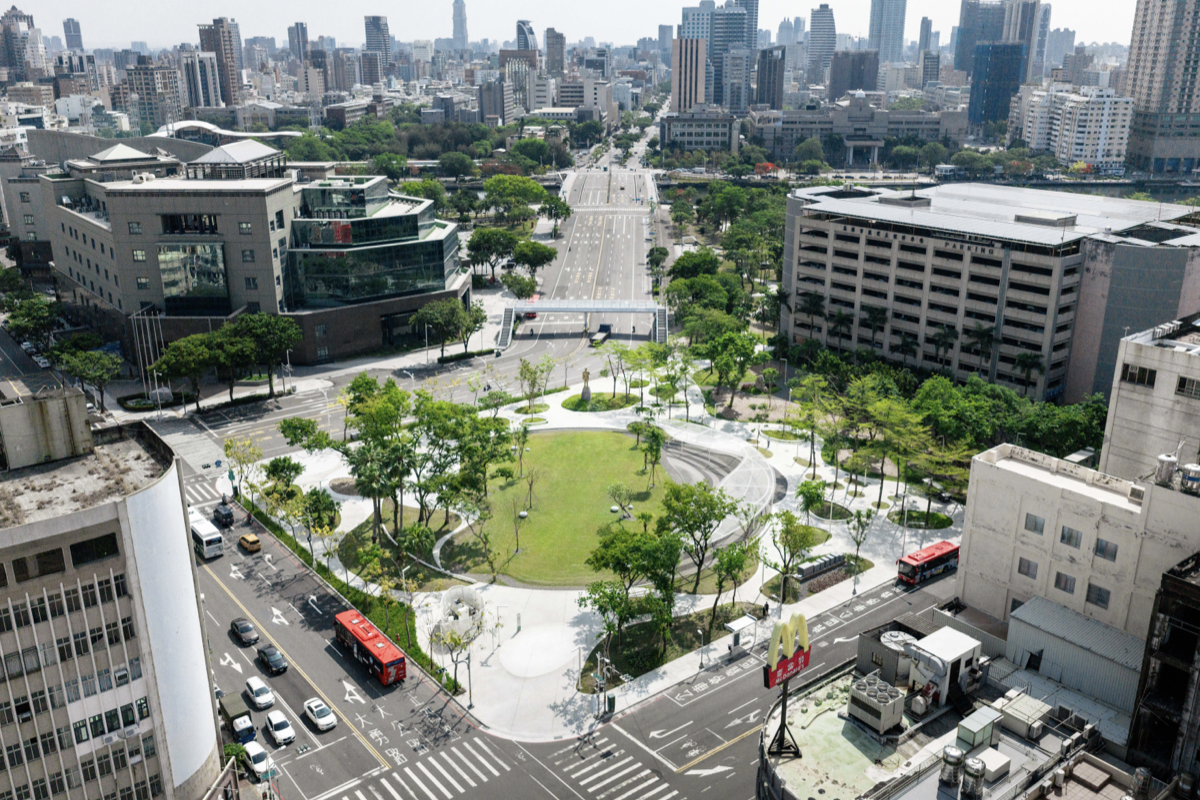高雄港區「鹽埕之心」：沒落圓環廣場新生為水霧、綠蔭與地景的「城市綠島」