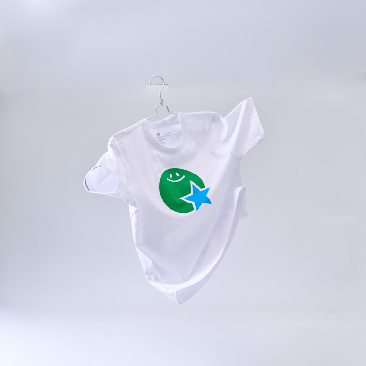 短袖T恤 太陽星星／售價：450元。於「全家」服飾品牌Convenience Wear的指標性外穿T恤上，設計經典Logo「太陽星星」的限定話題商品。（圖片提供：全家便利商店）