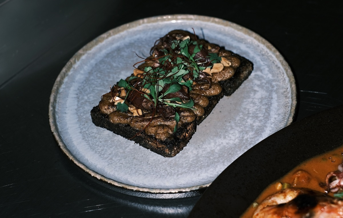 台北「FRAME」市民大道餐酒館！有趣至上的深夜遊樂場，招牌米血糕必點