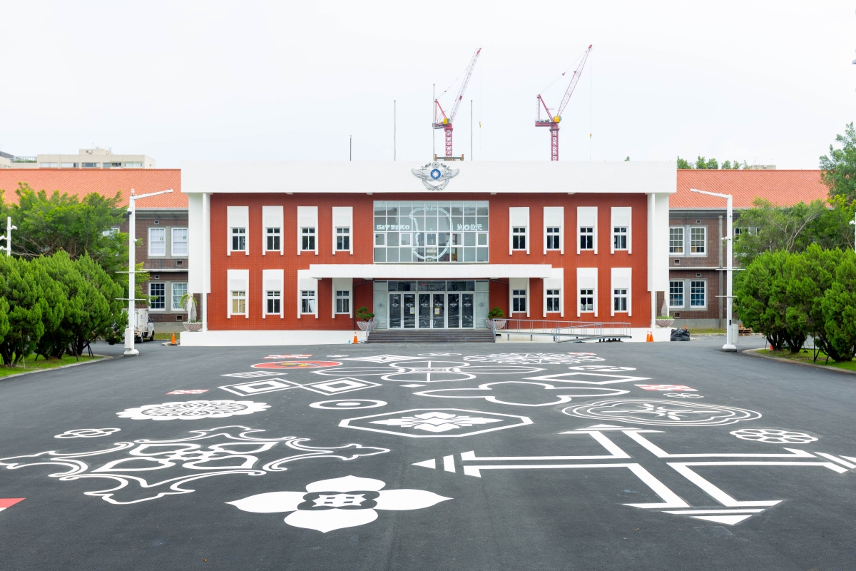 入口意象「不要急，你做得很好」，將臺灣獨有的花磚圖騰和空軍黑貓中隊意象轉化為感官地圖。（圖片提供：文化部）