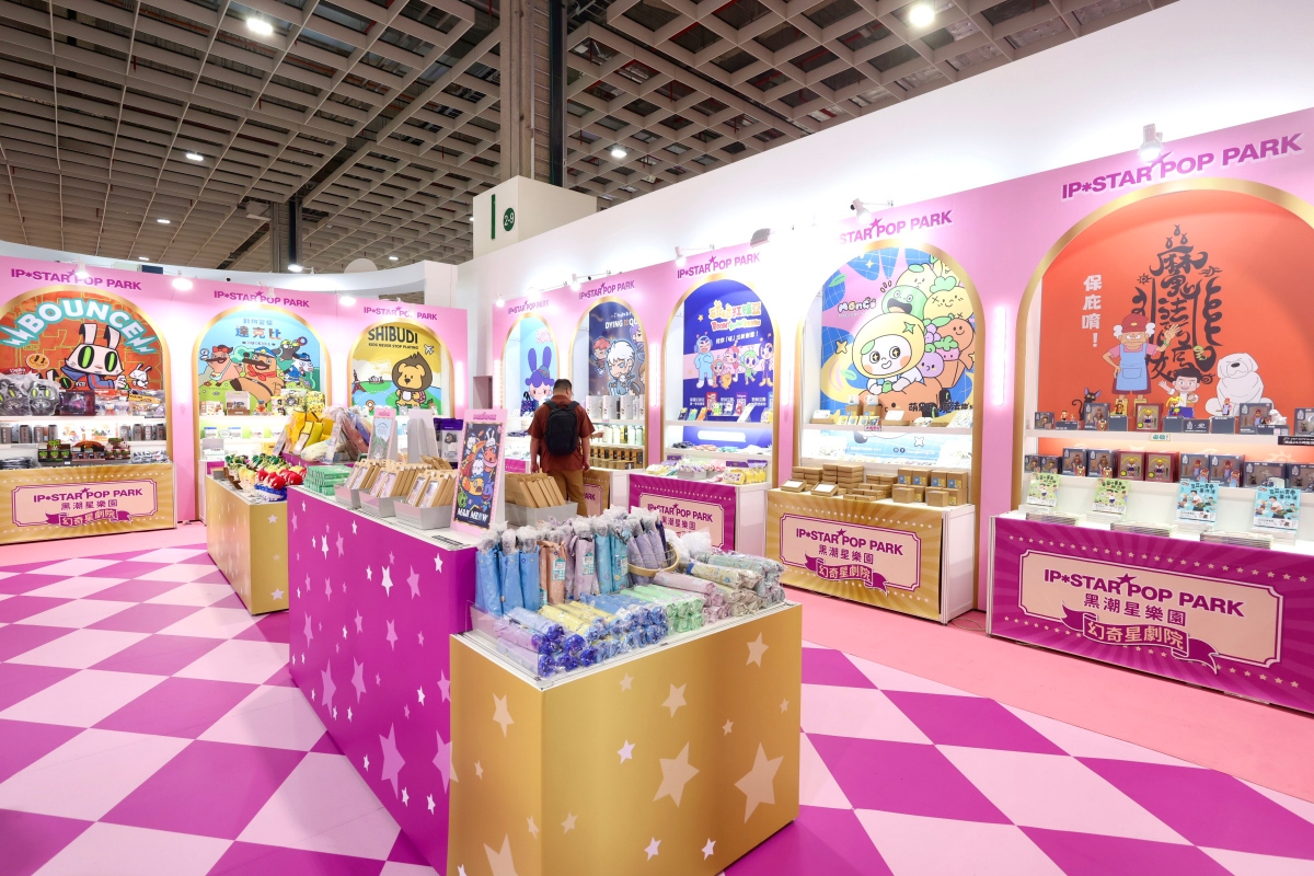 「黑潮星樂園」設置黑潮商店，繽紛多樣的跨界IP角色商品，要讓民眾逛好買滿。（圖片提供：設研院）