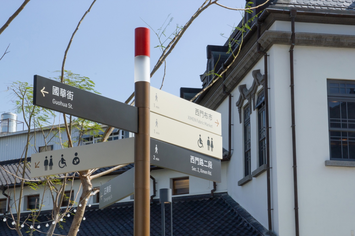 於2024台灣設計展期間落地於西市場的實體指標，將臺南專屬的記號色融入古蹟與文化場域等特定區域。（圖片提供：Path & Landforms）