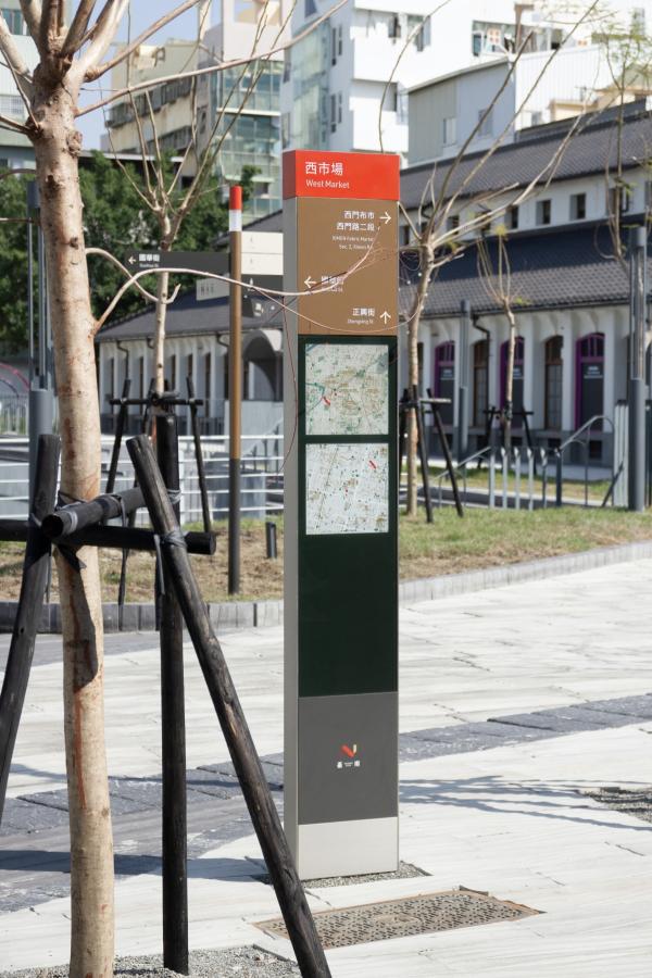 於2024台灣設計展期間落地於西市場的實體指標，將臺南專屬的記號色融入古蹟與文化場域等特定區域。（圖片提供：Path & Landforms）