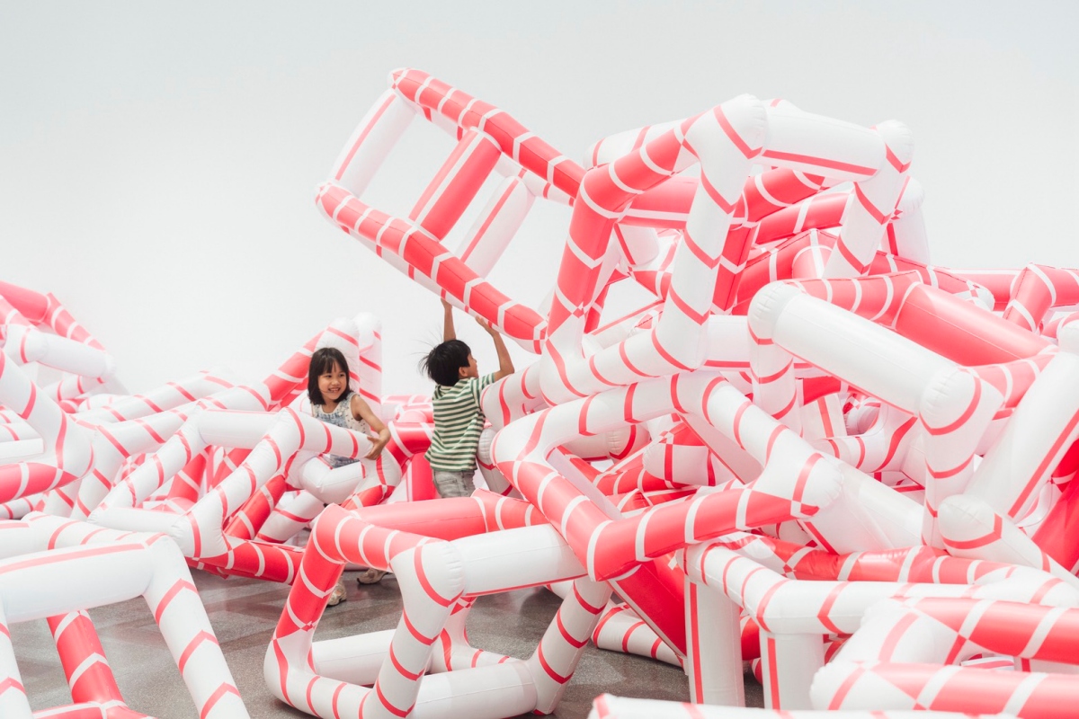 法國知名裝置藝術家西里爾．蘭斯林（Cyril Lancelin）作品〈千種傾斜的形狀〉，孩子可以在上百個充氣積木之間自由穿梭、堆疊，重新發現身體與空間的關係。（圖片提供：桃園市立美術館，攝影：透島影業）
