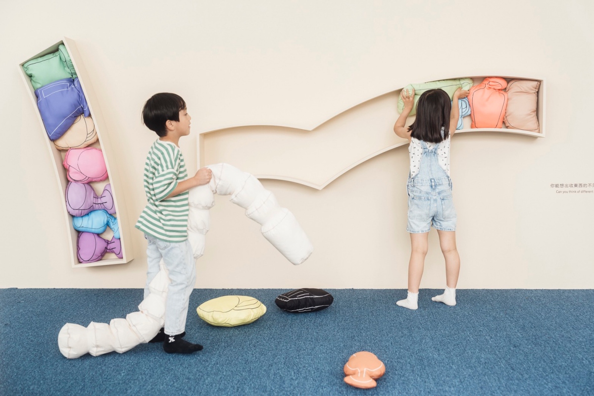 黃韶瑩〈0-99歲的生活雕塑練習：從餐桌到洗手槽的堆疊〉，從餐桌到洗手槽等日常場景出發，邀請不限年齡的觀眾一起發現生活中隨機出現的創作靈光。（圖片提供：桃園市立美術館，攝影：透島影業）