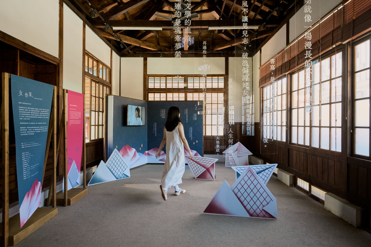 嘉義文學館「女作家 She Wrote Chiayi」特展，邀請人們以城市閱讀為意象，打開一本名為《女作家》的書。（圖片提供：平凡製作 studio ordinary、攝影：Rafael Wu）