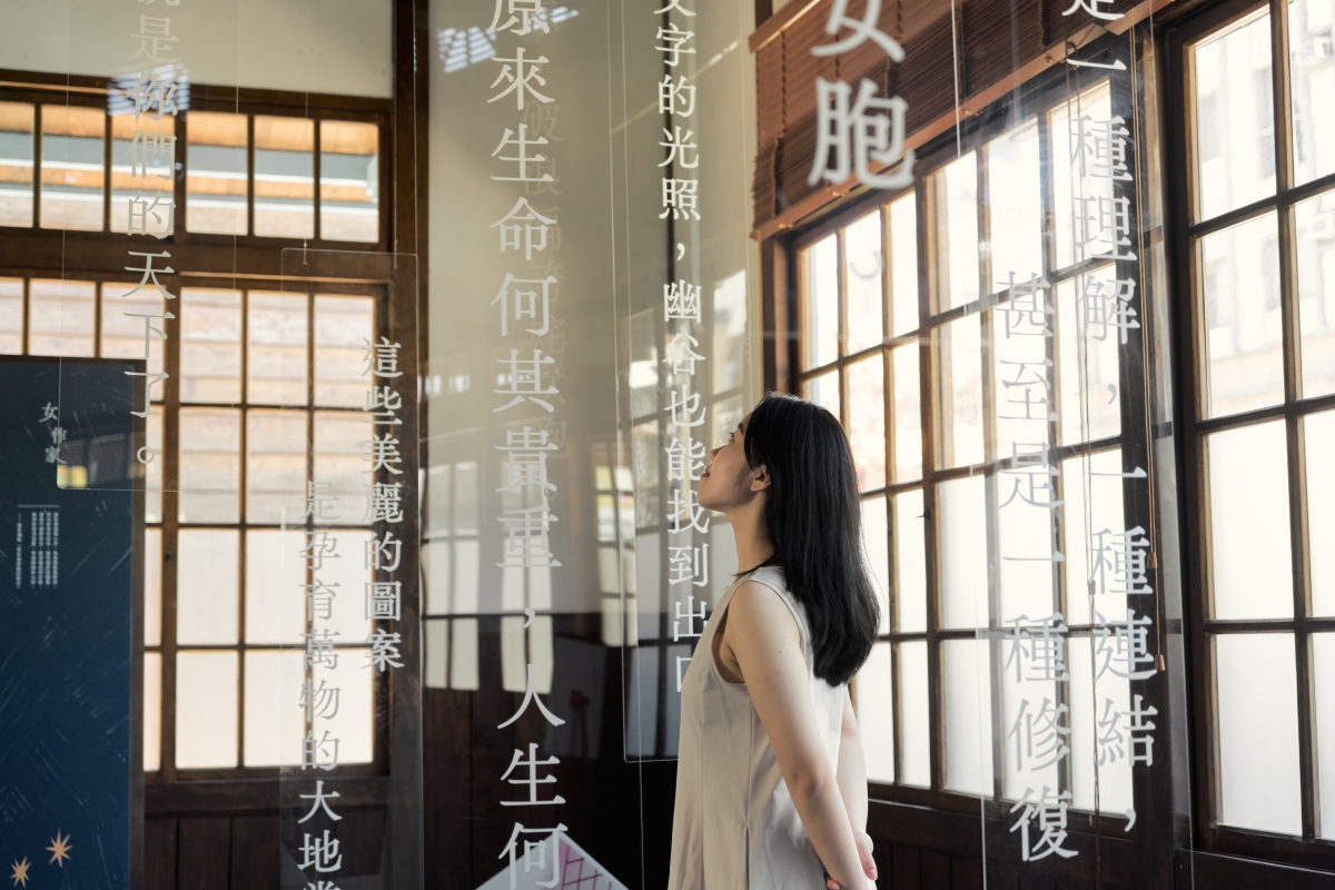 當人們踏入文學館主展場，首先將在第一展區看見一本翻開的大書，映照出與嘉義有深厚淵源的女作家作品節錄。（圖片提供：平凡製作 studio ordinary、攝影：Rafael Wu）