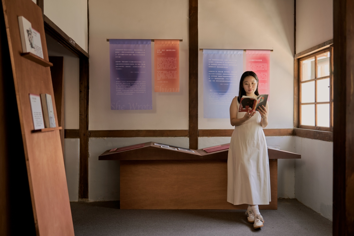 「嘉義女作家群像」展間深入爬梳張李德和、丹扉、蕭麗紅、顧德莎、陳月霞、林育靖、范容瑛、劉子新這八位女作家的寫作體裁與風格，以及藏在文字背後的生命故事。（圖片提供：平凡製作 studio ordinary、攝影：Rafael Wu）
