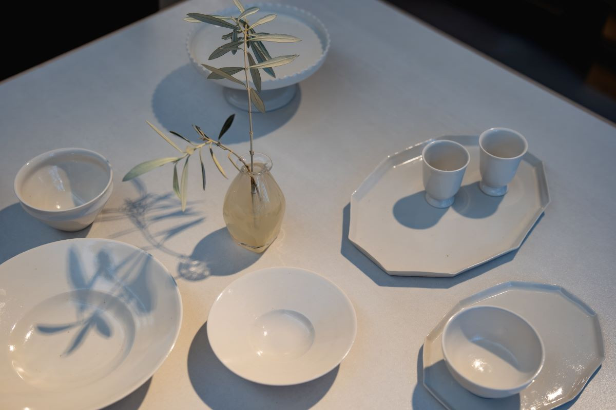 千田稚子的餐具，體現她旅居法國的生活經驗，創作抱持著想與用餐者產生共鳴的願望。（圖片來源：《生活工藝誌》第十四期）