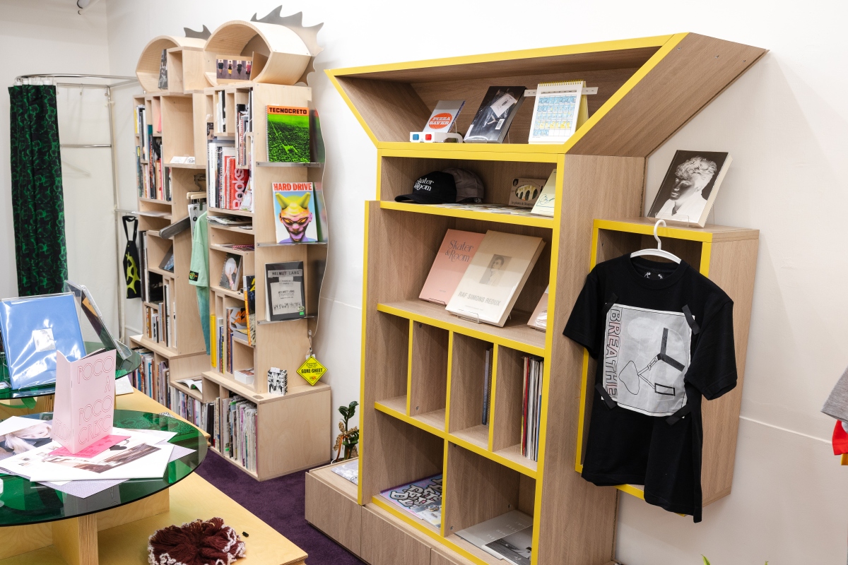 ALONE bookshop書櫃裝置以手電筒為概念；Phyllshin books則以眼睛為裝置概念。（圖片提供：PATROL）