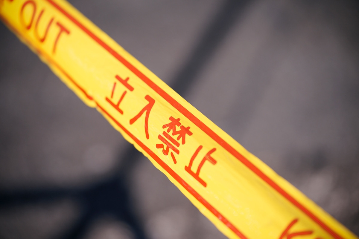 東野圭吾《天鵝與蝙蝠》反一般推理作品寫作脈絡而行，以「破案」為故事起點。（圖片來源：電影《天鵝與蝙蝠》官方X @hakuchotokomori）